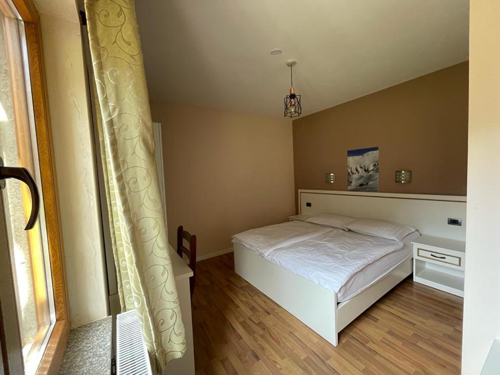 Hotel Margjeka วัลโบเนอ ภายนอก รูปภาพ