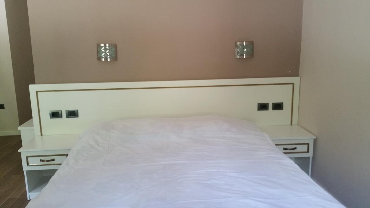 Hotel Margjeka วัลโบเนอ ภายนอก รูปภาพ